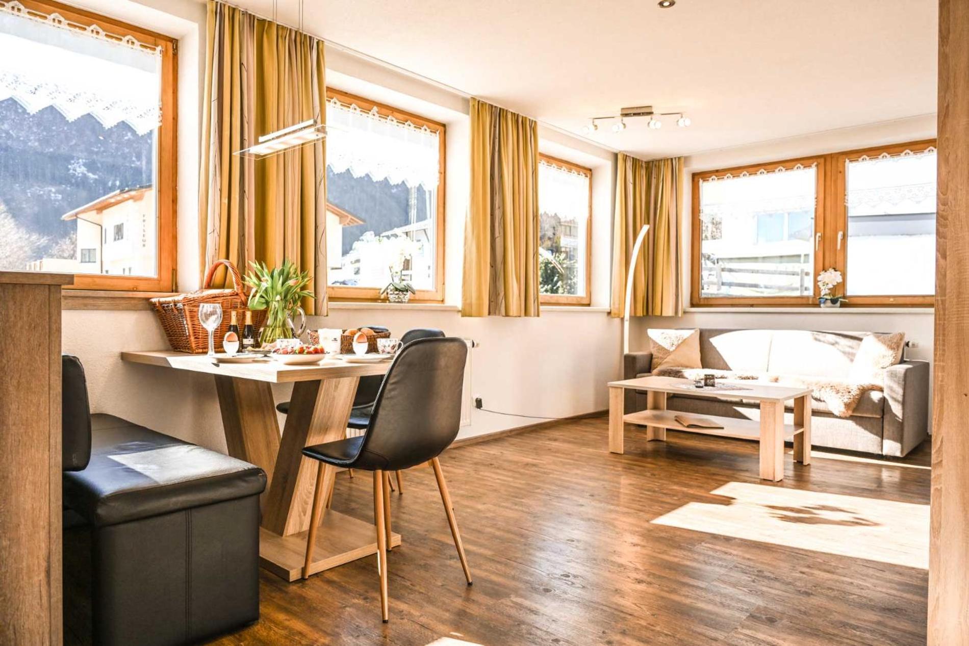 Appartements Schwarzer Adler Elbigenalp Exterior foto