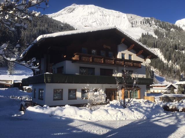 Appartements Schwarzer Adler Elbigenalp Exterior foto